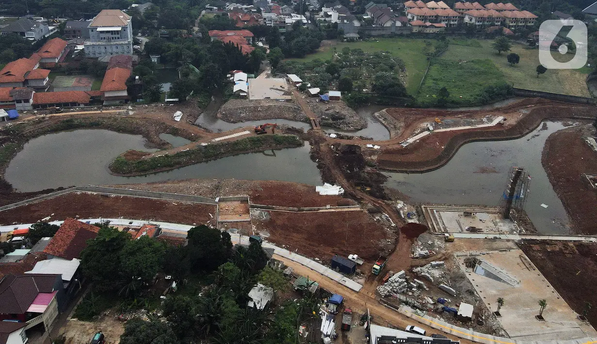 Foto udara suasana pembangunan Waduk Lebak Bulus, Jakarta Selatan, Selasa (11/10/2022). Pembangunan waduk seluas 4,4 hektare tersebut menjadi salah satu upaya untuk mengendalikan banjir akibat luapan air sungai di Jakarta Selatan. (Liputan6.com/Herman Zakharia)