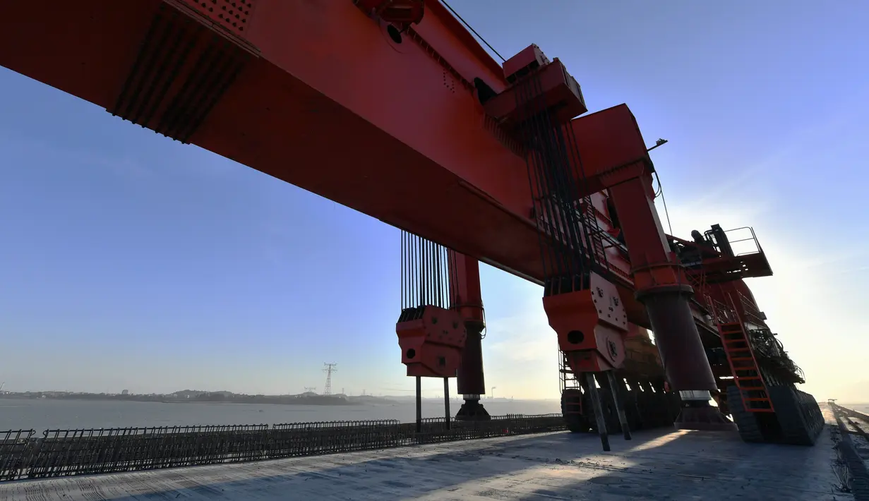Lokasi pembangunan jembatan lintas laut Teluk Meizhou di jalur kereta cepat Fuzhou-Xiamen, Provinsi Fujian, China, 2 Desember 2020. Jembatan tersebut diperkirakan akan beroperasi pada 2022 mendatang. (Xinhua/Wei Peiquan)