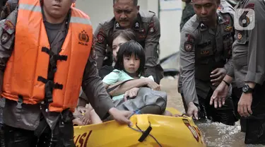 Petugas gabungan mengevakuasi anak-anak saat banjir merendam permukiman Cipinang Melayu, Jakarta, Rabu (1/1/2020). Ratusan rumah warga di Kelurahan Cipinang Melayu terendam banjir hingga ketinggian leher orang dewasa sejak dini hari tadi dan telah menewaskan dua warga. (merdeka.com/Iqbal S Nugroho)