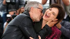 Aktor Fabrice Luchini saat ingin mencium aktris Juliette Binoche saat sesi pemotretan untuk fim mereka yang berjudul " Ma loute " ( Slack Bay ) yang ikut dalam Festival Film Cannes ke-69 di Cannes , Prancis , 13 Mei 2016. (REUTERS / Yves Herman)