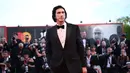 Adam Driver tiba untuk Upacara Pembukaan dan pemutaran film "White Noise" (31/8/2022) selama Festival Film Internasional Venesia ke-79 di Lido di Venezia di Venesia, Italia. Adam membintangi film bersama sesama kelas berat Greta Gerwig, Don Cheadle dan Jodie Turner-Smith. (Marco BERTORELLO/AFP)