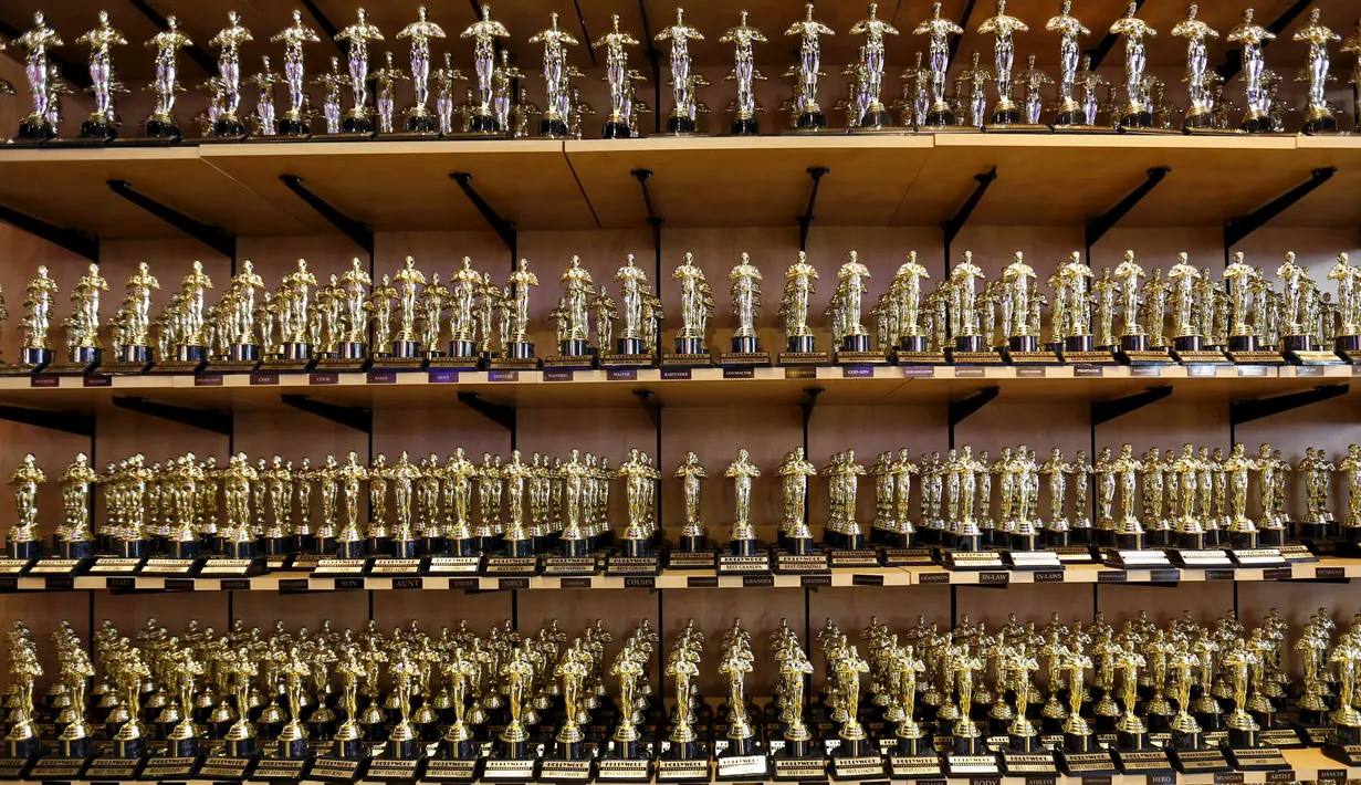 Miniatur patung piala Oscar ditampilkan untuk dijual di toko di sepanjang Hollywood Boulevard sebagai persiapan 88 Academy Awards di Hollywood, California (24/2). Piala Oscar akan digelar pada 28 Februari 2016. (REUTERS/Mike Blake)