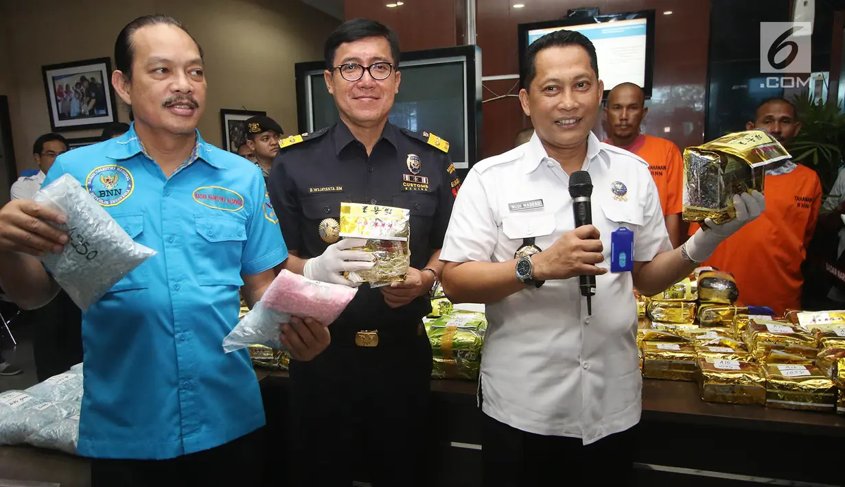 Kepala Badan Narkotika Nasional (BNN) Komjen Pol Budi Waseso (kanan) bersama Direktur Informasi Kepabeanan dan Cukai DJBC Bahaduri Wijayanta (tengah) menunjukan barang bukti penyelundupan narkotika di Jakarta, Rabu (27/9). (Liputan6.com/Immanuel Antonius)