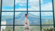 Dalam liburannya ini ia memilih destinasi wisata yang berbeda dari sebelumnya. Saat liburan ke Labuan Bajo, ia banyak disuguhi dengan wisata air, naik kapal dan menikmati indahnya pantai. Namun saat berada di Bali, ia berkunjung ke Kintamani yang dekat dengan Gunung Batur.  (Liputan6.com/IG/@andiannsyah)