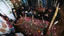 Istri Gary Iskak, Richa Novisha (kedua kanan), bersama anak-anaknya dan kerabat berada di dekat pusara sang suami di Taman Pemakaman Umum (TPU) Tanah Kusir, Jakarta Selatan, Sabtu (29/11/2025). (Kapanlagi.com/Budy Santoso)