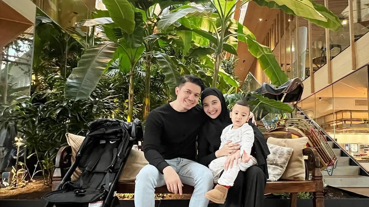 8 Gaya Hijab Zaskia Sungkar Liburan di Eropa Sambil Momong Ukkasya, Curi Perhatian
