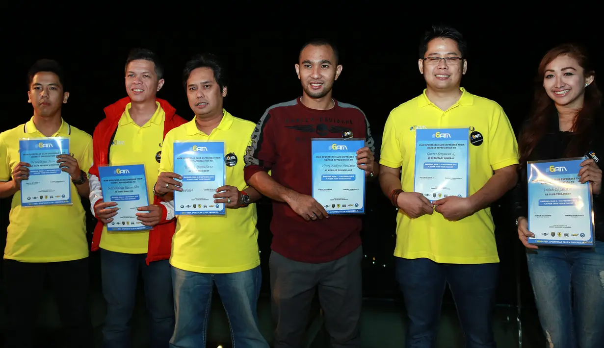 Sebagai pendiri dan ‘Head of Counselor’, Enji menyerahkan piagam kepada beberapa pengurus dan anggota klub untuk keikutsertaan dalam ‘touring’ kali ini. (Deki Prayoga/Bintang.com)