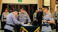 Kapolri Jenderal Pol Listyo Sigit Prabowo melantik Brigjen Pol Aan Suhanan menjadi Kepala Korps Lalu Lintas (Kakorlantas) Polri. (dok Humas Polri)
