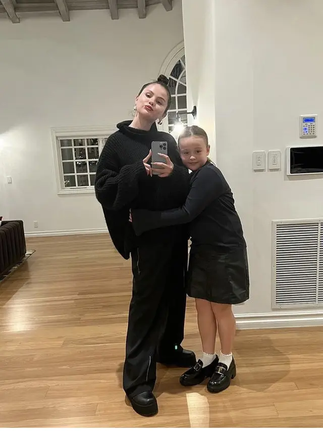 Gaya Selena Gomez Bersama Adik, credit:(@selenagomez)