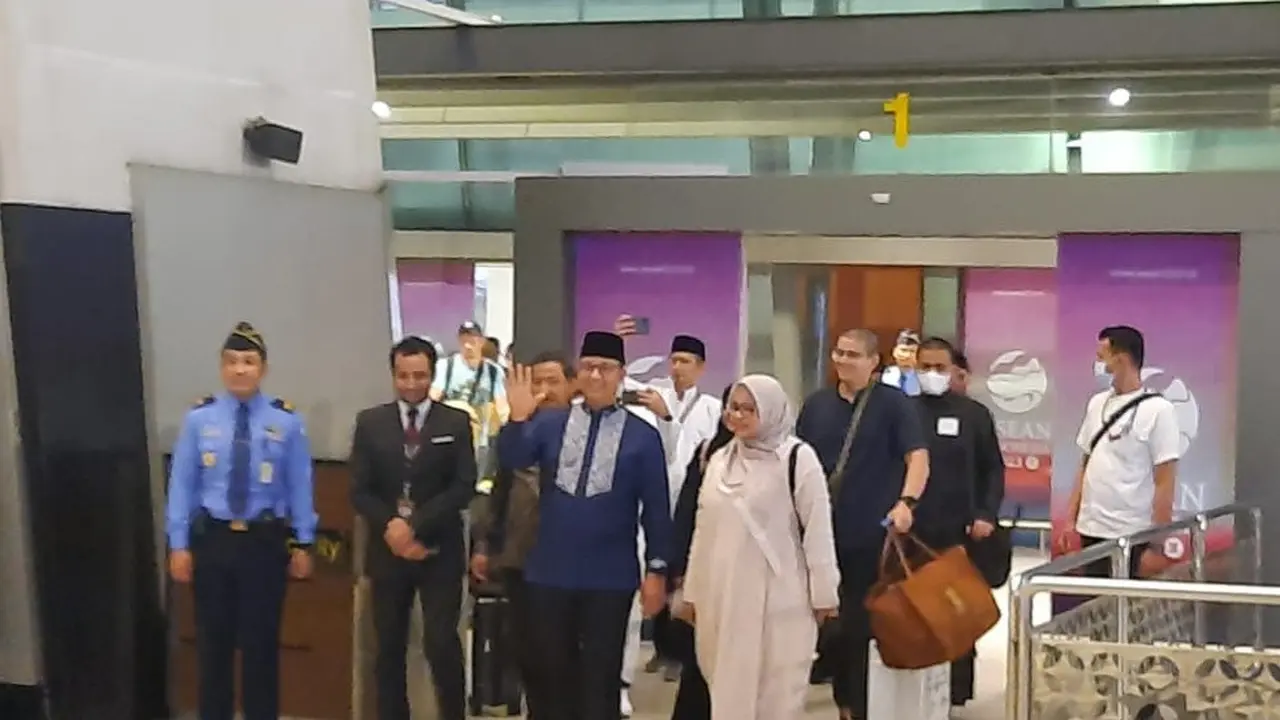 Anies Baswedan saat tiba di tanah air usai melaksanakan ibadah haji di tanah suci, mekkah.