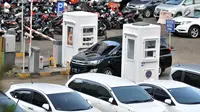 Sebuah mobil melintasi pintu masuk Park and Ride di kawasan MH Thamrin, Jakarta, Kamis (6/12). Pemprov DKI Jakarta berencana menaikan tarif parkir per Januari 2019. (Merdeka.com/Iqbal Nugroho)