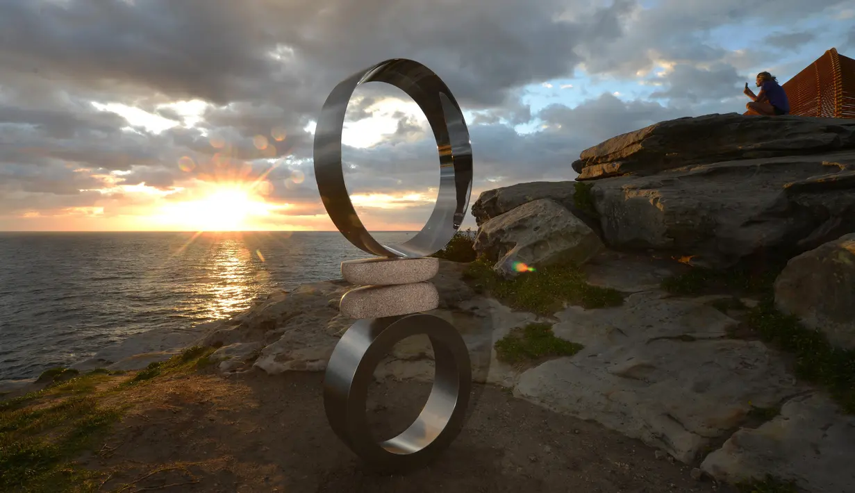 Sebuah patung dari stainless steel dan batu dipamerkan di pantai Bondi hingga Tamarama di Sydney, Rabu (19/10). Pameran yang bernama ‘Sculpture by the sea’ merupakan pameran patung tahunan diluar ruangan yang terbesar di Australia. (PETER PARKS/AFP)