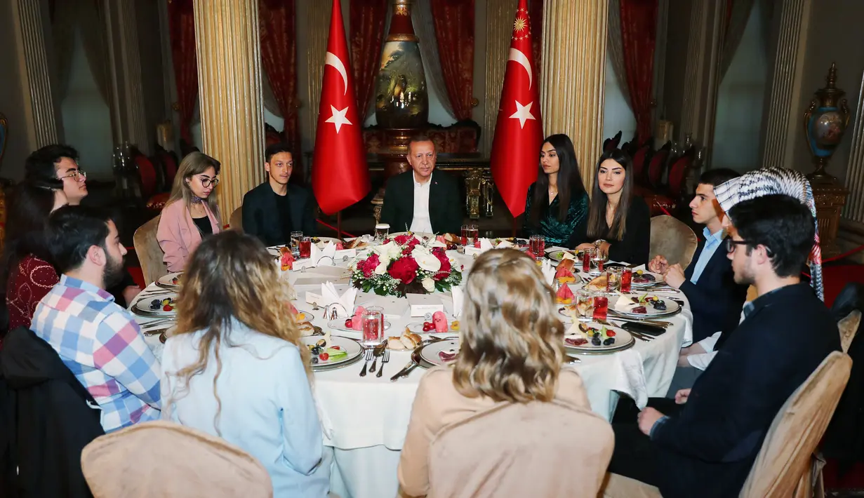 Suasana buka puasa bersama Presiden Turki Recep Tayyip Erdogan dengan Gelandang Arsenal  Mesut Ozil di Istana Dolmabahce, Istanbul (19/5). (Stringer/Turkish President's Press Office/AFP)