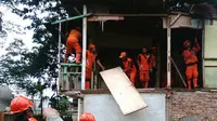 Penertiban bangunan liar di bantaran Sungai Ciliwung, RT 06 RW 01, Cawang, Kramatjati, Jakarta Timur, Selasa (14/11/2016). (Nanda Perdana Putra/Liputan6.com)