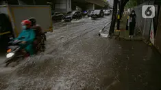 Kendaraan melintasi genangan air di Jalan Gatot Subroto, Jakarta, Kamis (18/2/2021). Hujan deras yang mengguyur wilayah Jakarta menyebabkan terjadinya genangan di beberapa ruas jalan, meski begitu sejauh ini kendaraan masih dapat melintas. (Liputan6.com/Faizal Fanani)