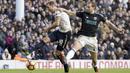 Pemain Tottenham Hotspur, Harry Kane (kiri) melepaskan tembakan saat dihadang pemain West Brom, Craig Dawson pada laga Premier League di White Hart Lane stadium, London, (14/1/2017).  (AP/Matt Dunham)