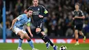 Manchester City kembali tampil menekan pada awal babak kedua. Tampak dalam foto, gelandang Manchester City asal Portugal, Bernardo Silva (kiri), mengamati bola selama pertandingan leg kedua 16 besar Liga Champions 2025/2026 melawan Real Madrid di Etihad Stadium, barat laut Inggris, pada Selasa 17 Maret 2026 waktu setempat atau Rabu (18/3) dini hari WIB. (Paul ELLIS/AFP)