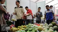 Aneka buah dengan harga murah dijajakan saat pasar murah Kemendag berlangsung, Jakarta, Kamis (25/6/2015). Kegiatan ini untuk memudahkan masyarakat mendapatkan kebutuhan pokok murah selama Ramadan. (Liputan6.com/Faizal Fanani)