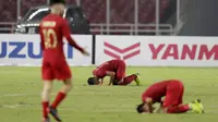 Bek Timnas Indonesia, Hansamu Yama, sujud usai mengalahkan Timor Leste pada laga Piala AFF 2018 di SUGBK, Jakarta, Selasa (13/11). Indonesia menang 3-1 atas Timor Leste. (Bola.com/M. Iqbal Ichsan)
