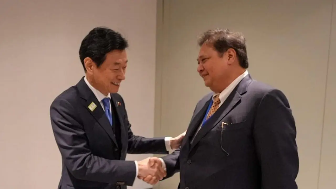 Menteri Koordinator Bidang Perekonomian Airlangga Hartarto mengadakan pertemuan bilateral dengan Menteri Ekonomi, Perdagangan dan Industri Jepang, atau Minister of Economy, Trade and Industry of Japan (METI), Yasutoshi Nishimura pada Jumat (26/5/2023).