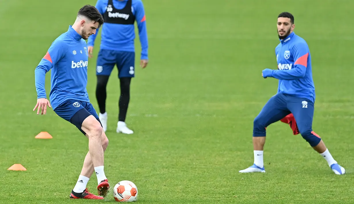 Pemain West Ham United Declan Rice, Manuel Lanzini dan Said Benrahma menghadiri sesi latihan di London timur, Rabu (13/4/2022). West Ham akan bertandang ke markas Lyon pada leg kedua perempat final Liga Europa di Stadion Groupama, Jumat 15 April dini hari WIB. (JUSTIN TALLIS/AFP)