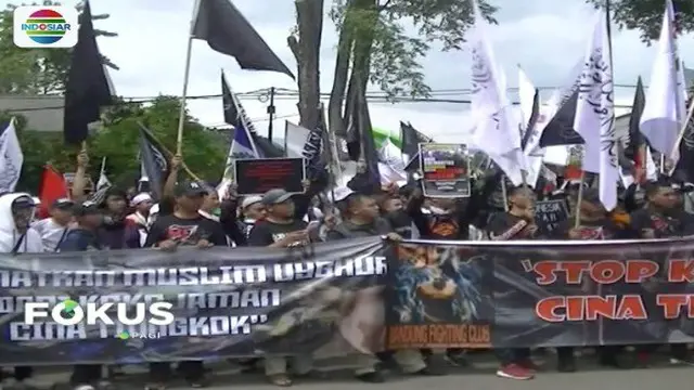Ratusan ormas Islam di Bandung dan Surabaya gelar unjuk rasa protes pemerintah Cina yang menindas umat muslim Uighur.
