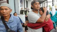 Seorang pria menenangkan seorang wanita yang menangis di RSUD Cimacan, Cianjur, Jawa Barat, Senin (21/11/2022). Hingga berita ini ditulis, Bupati Cianjur Herman Suherman menyebut jumlah korban meninggal akibat gempa magnitudo 5,6 yang mengguncang Cianjur sudah mencapai 56 orang dan 700 lebih lainnya luka-luka. (merdeka.com/Arie Basuki)