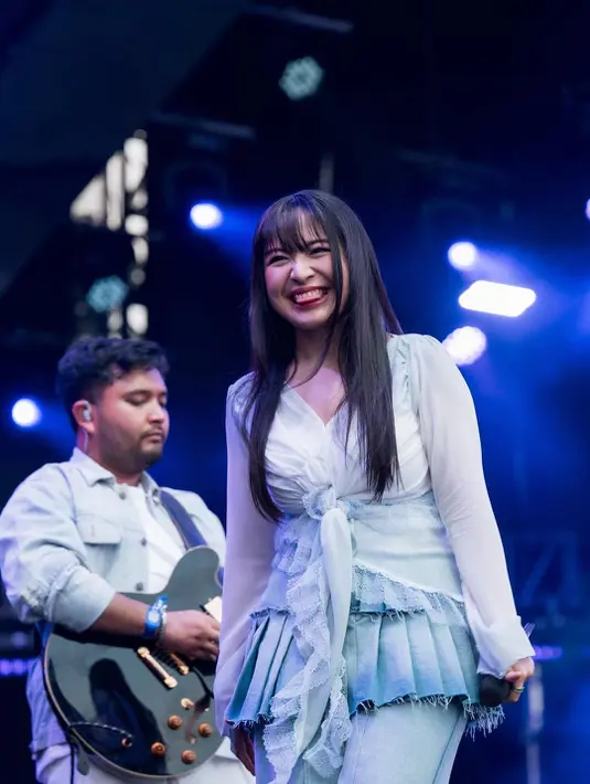 Tampilan poni rata atau poni barcode jadi sorotan utama dari pesona Bernadya Ribka. Ia terlihat lebih imut saat berada di atas panggung [@bernadyaribka]