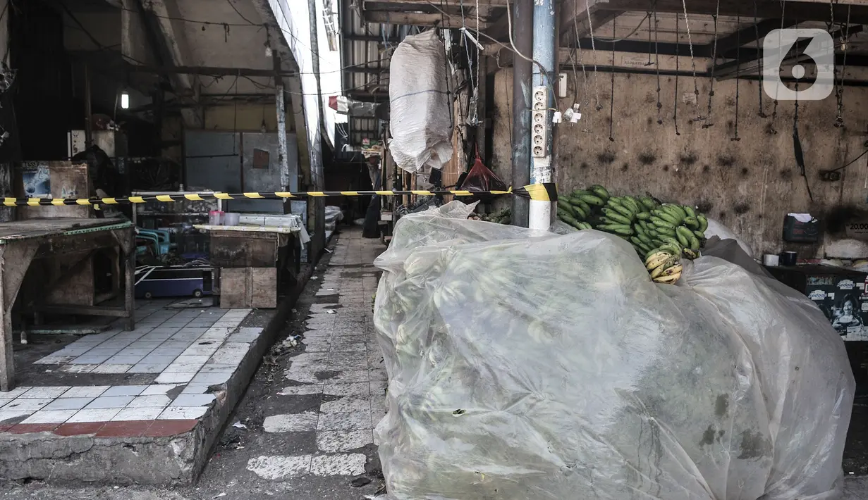 Suasana lapak pedagang di Pasar Pulogadung, Jakarta, yang tutup sementera, Senin (29/6/2020). Perumda Pasar Jaya menutup sementara Pasar Pulogadung selama tiga hari hingga 27 Juni 2020 setelah ditemukannya seorang pedagang positif Covid-19 berdasarkan hasil Swab Test. (merdeka.com/Iqbal S Nugroho)