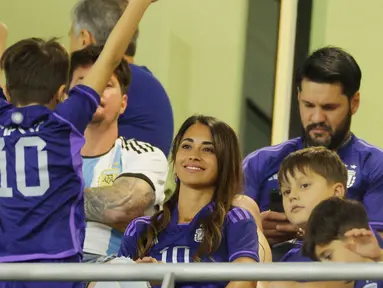 Istri Lionel Messi, Antonella Roccuzzo, bersama keluarganya menyaksikan laga Piala Dunia antara Argentina melawan Australia di Stadion Ahmad Bin Ali, Doha, Qatar (3/12/2022). (AFP/Odd Andersen)