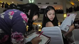 Dua orang peserta terlihat sedang mengisi formulir pendaftaran Miss Celebrity 2014, Makassar (8/9/2014)   (Liputan6.com/Herman Zakharia)