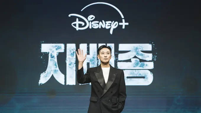 Ju Ji Hoon di konferensi pers serial "Blood Free". [Foto: Disney+ Hotstar]