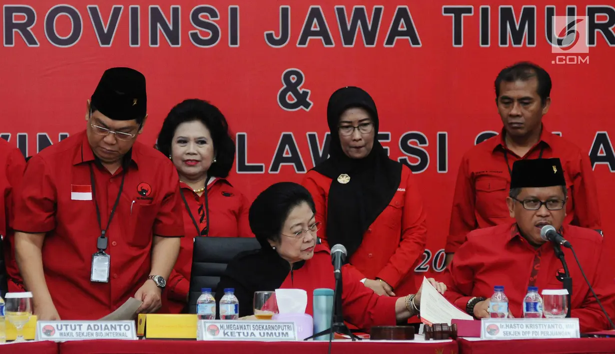 Ketua Umum PDIP Megawati Soekarno Putri (tengah) melihat surat rekomendasi bagi Calon Gubernur dan Calon Wakil Gubernur Jawa Timur dan Sulawesi Selatan jelang ditandatangani di Jakarta, Minggu (15/10). (Liputan6.com/Helmi Fithriansyah)