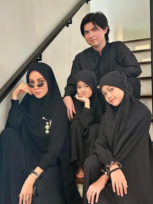 Bersama ketiga anaknya, Olla Ramlan tampil sebagai fearless mom dengan busana muslim serba hitam [@ollaramlan]
