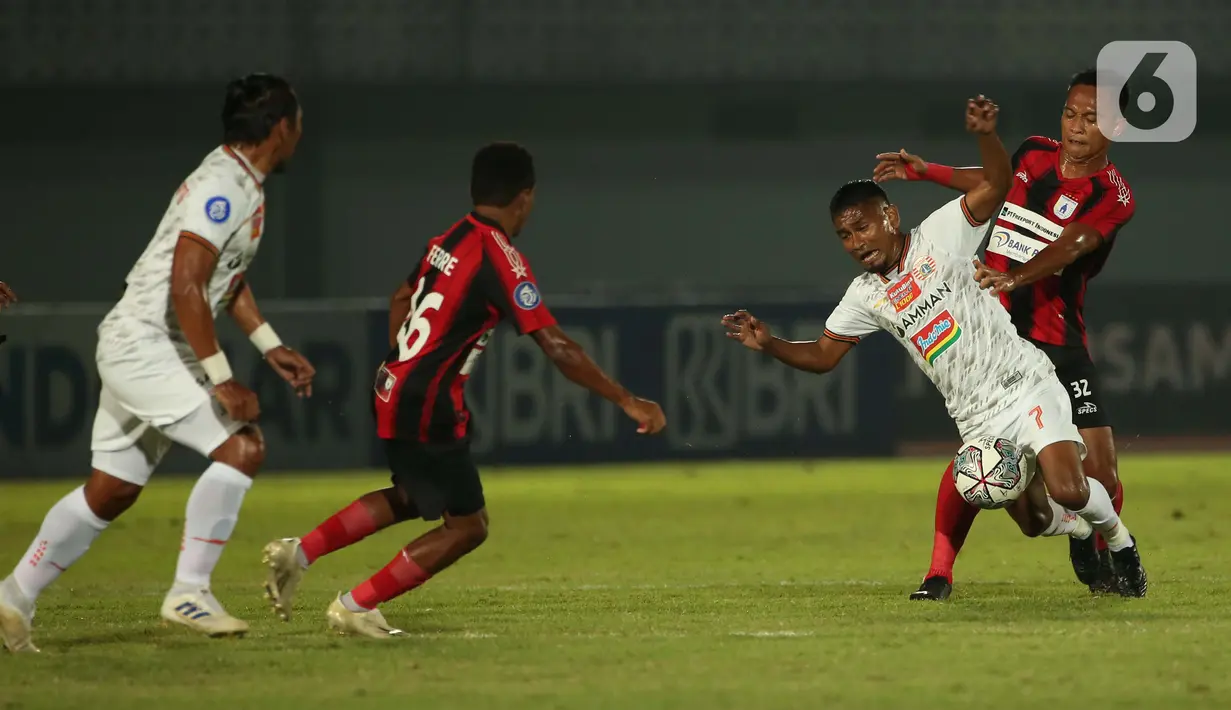 Pemain Persipura Jayapura, Muhammad Tahir (kanan) berebut bola dengan pemain Persija Jakarta, Rizki Ramdani Lestaluhu dalam pertandingan BRI Liga 1 2021/2022 di Stadion Indomilk Arena, Kabupaten Tangerang, Minggu (19/9/2021). Persija Jakarta harus puas bermain tanpa gol. (Bola.com/Ikhwan Yanuar)
