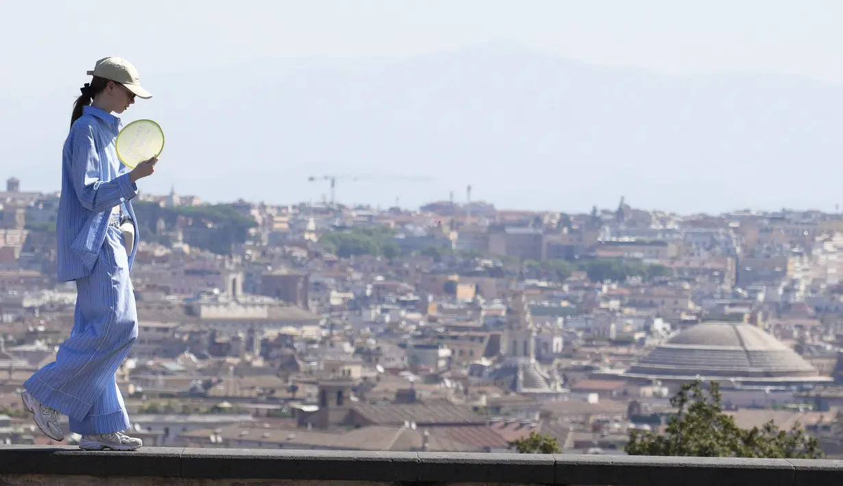 Sistem cuaca yang beralih dari Afrika menyebabkan panas ekstrem berkepanjangan di seluruh Italia dan akan mencapai puncaknya akhir pekan ini. (AP Photo/Gregorio Borgia)