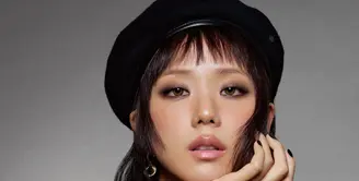 Dalam potret yang dirilis, Jisoo tampil dengan pesona yang jauh lebih berani dari citra lembut dan klasik yang biasanya ia tunjukkan. [@sooyaaa__].