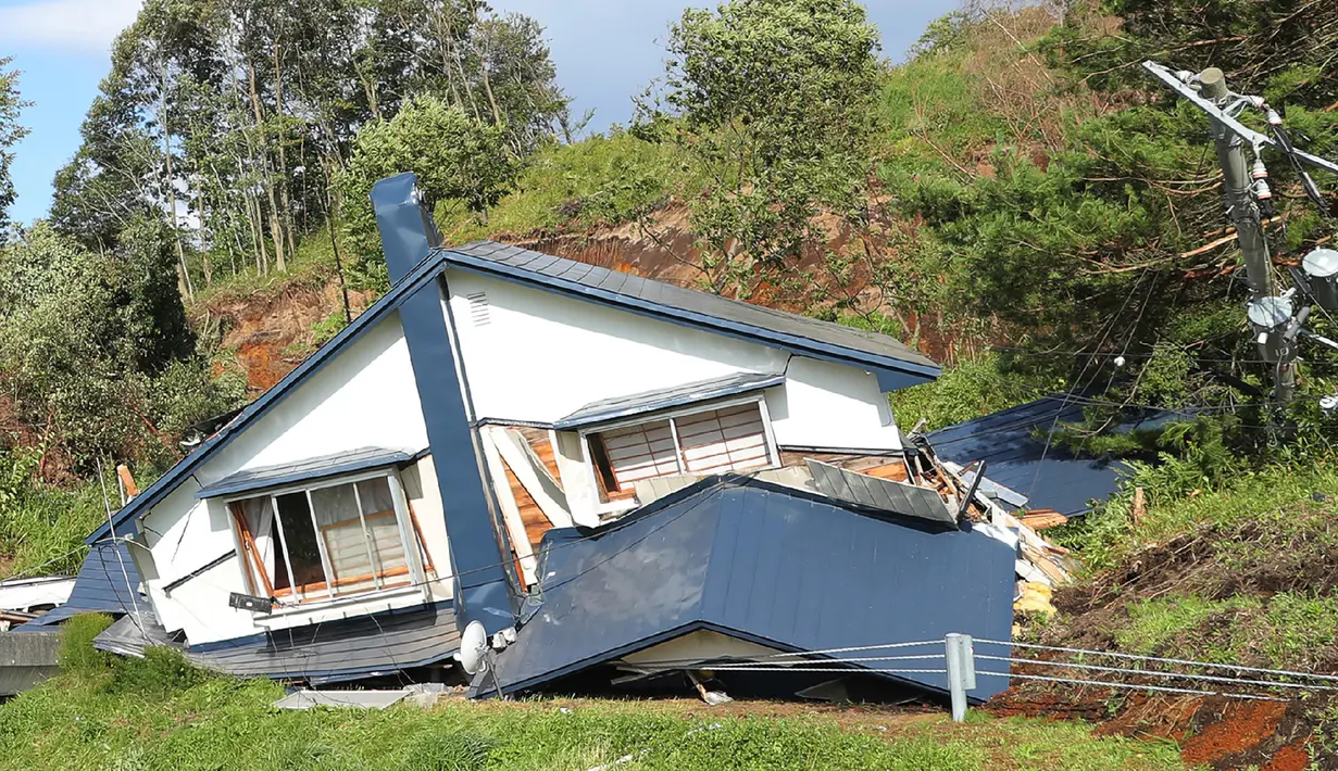 Sebuah rumah rusak akibat tanah longsor yang disebabkan oleh gempa di Kota Atsuma, Prefektur Hokkaido, Jepang, Kamis (6/9). Diperkirakan masih akan terjadi gempa susulan di wilayah tersebut. (JIJI PRESS/AFP)