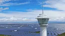 Foto udara menunjukkan pembangkit listrik tenaga surya di kawasan pengembangan industri hijau di Provinsi Qinghai, China (17/8/2020). Pembangkit listrik tenaga surya tersebut tidak hanya menghasilkan listrik tetapi juga membantu meningkatkan pendapatan warga miskin. (Xinhua/Zhang Long)