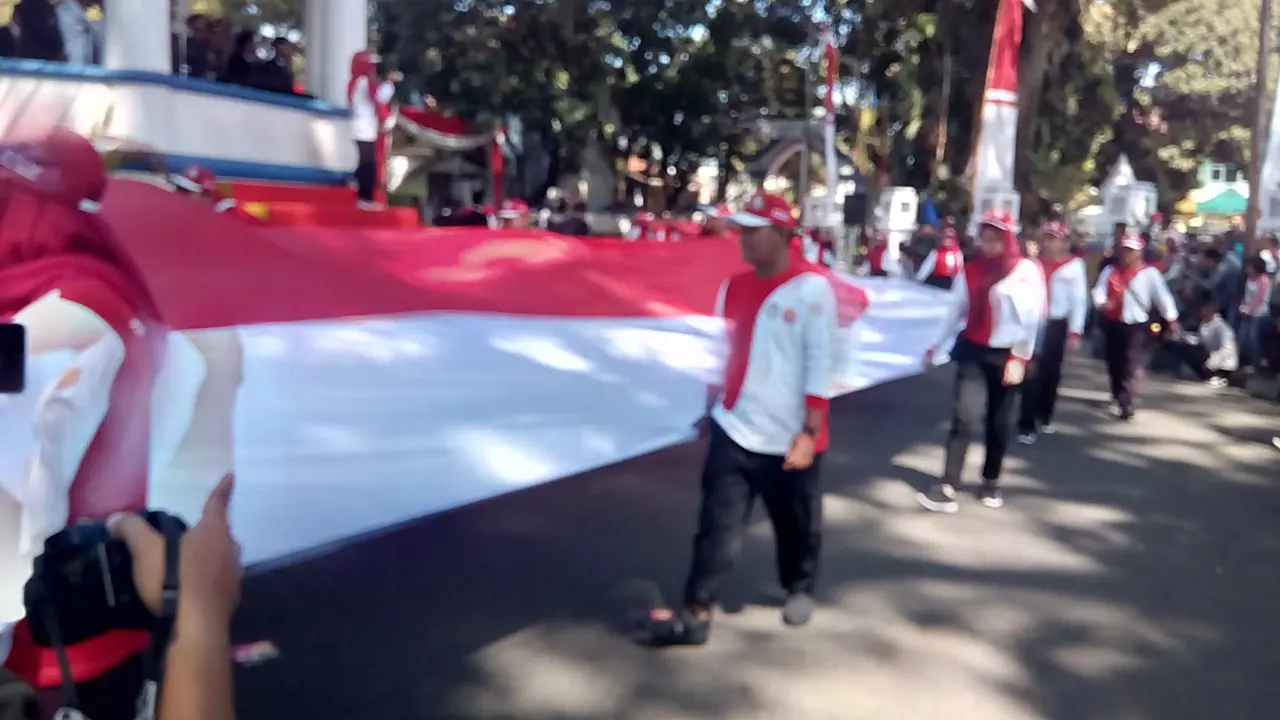 Bendera sepanjang 100 meter dengan lebar empat meter, mampu menutupi jalan Kabupaten di area Lapangan Otista, ALun-alun, Garut, Jawa Barat