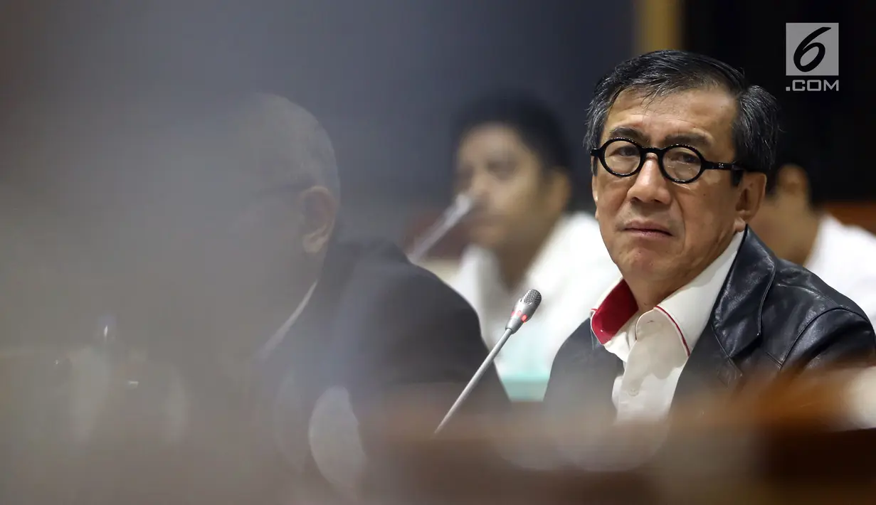 Menkumham Yasonna Laoly saat menyampaikan pandangan pemerintah terkait amnesti untuk Baiq Nuril kepada Komisi III DPR di Gedung Nusantara II, Jakarta, (24/7/2019). DPR setuju Presiden Joko Widodo atau Jokowi memberikan amnesti kepada Baiq Nuril. (Liputan6.com/JohanTallo)