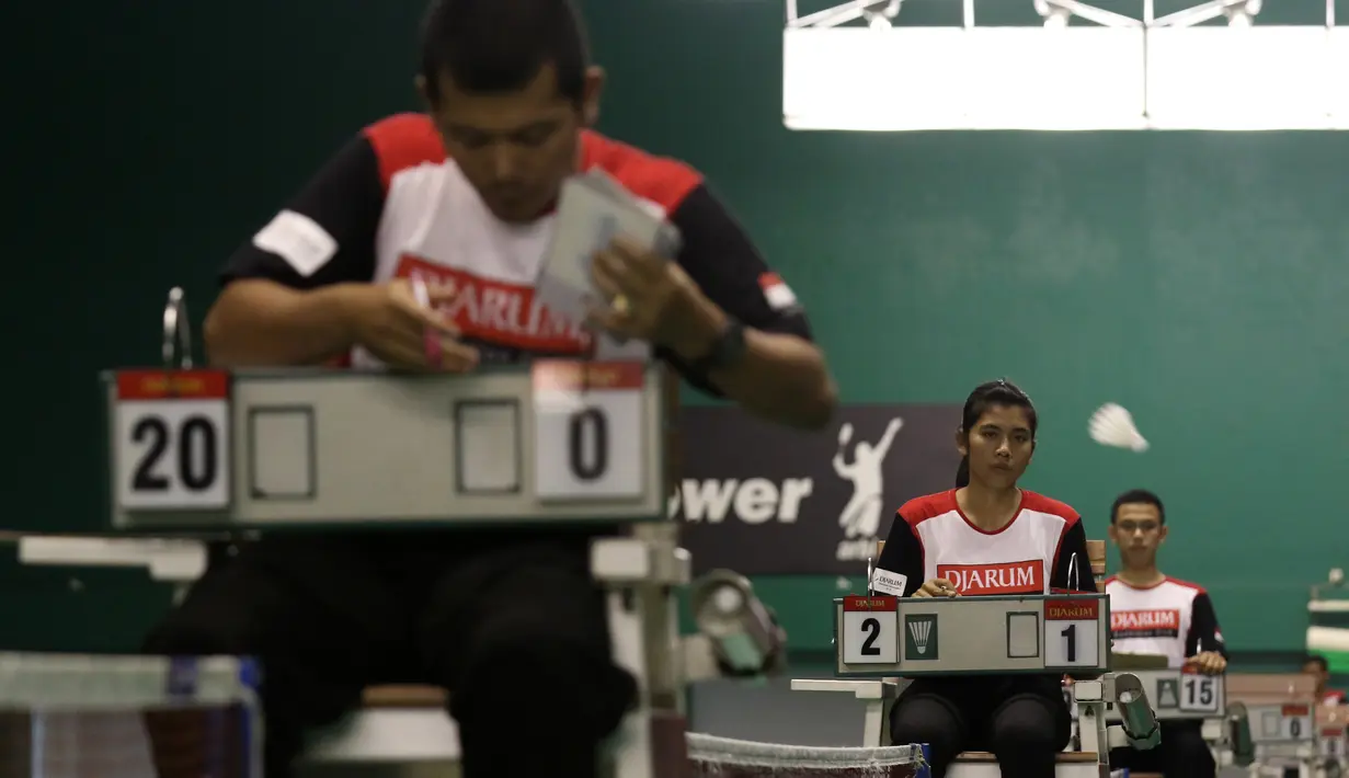 Wasit dalam pertandingan antar peserta Audisi Grand Final Djarum Beasiswa Bulutangkis 2015. (Bola.com/Arief Bagus)