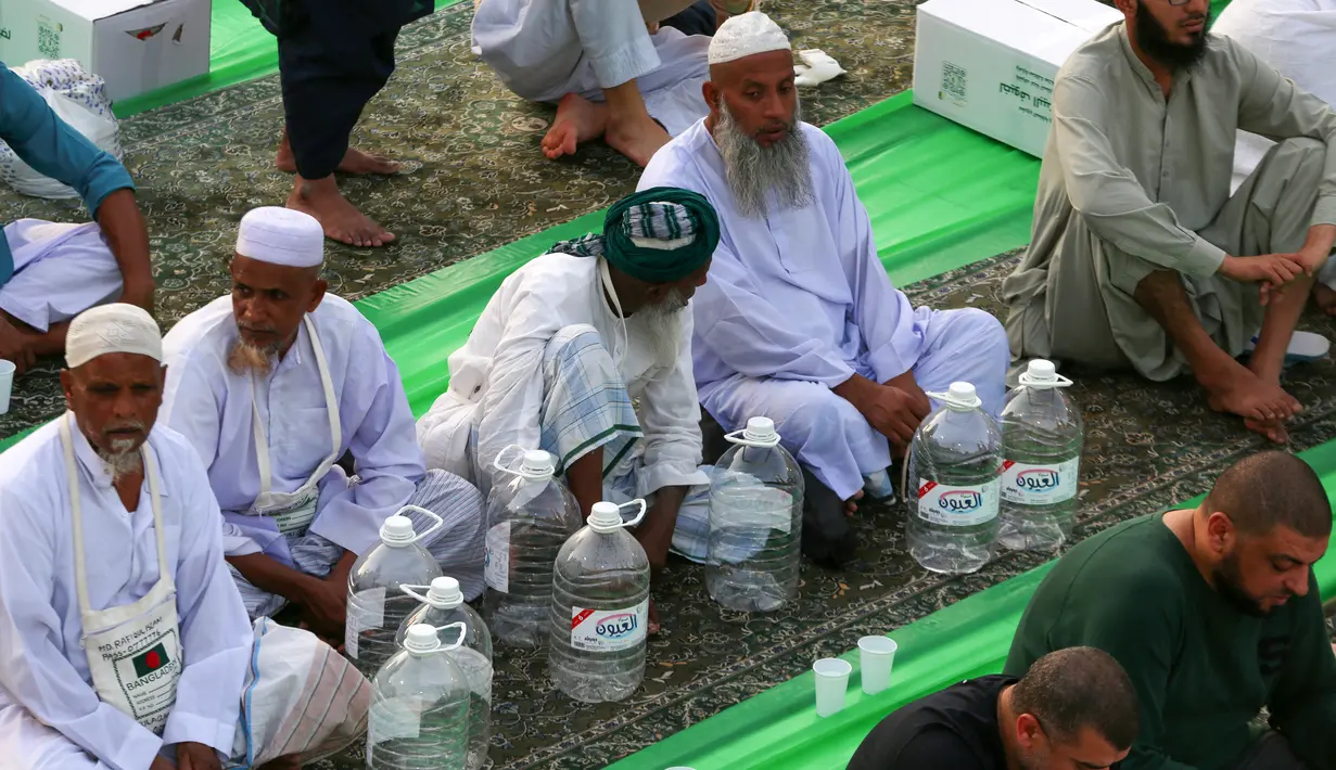Umat Muslim berkumpul untuk Sholat selama bulan puasa Ramadhan di sekitar Ka'bah, tempat suci umat Islam, di kompleks Masjidil Haram di kota Saudi Mekah (9/4/2022). Pengumuman tersebut diterbitkan melalui surat Menteri Haji dan Umrah Arab Saudi. (AFP/Abdel Ghani Bashir)