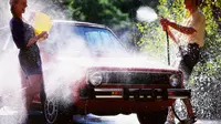 Disiapkan Begini, Cuci Mobil Jadi Hiburan Asik di Rumah