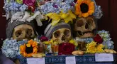 Selama festival tahunan, tengkorak manusia yang dihias dipajang di pemakaman umum "Natitas"di La Paz, Bolivia, Rabu, 8 November 2023. (AP Photo/Juan Karita)