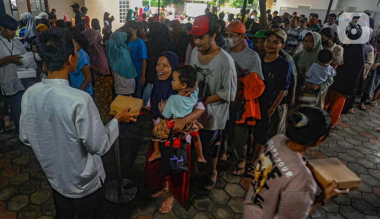 Setiap harinya selama bulan Ramadan, Masjid Wihdatul Ummah menyediakan lebih dari 500 paket makanan untuk berbuka puasa. (merdeka.com/Arie Basuki)