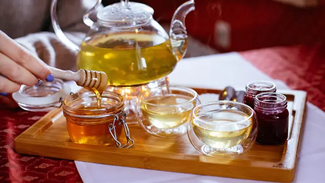 Mengkonsumsi Campuran Air Hangat dan Madu