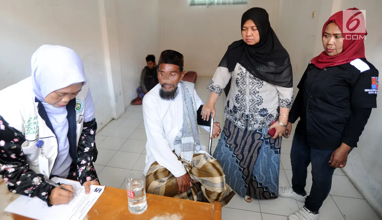 Petugas Dinas Sosial menginterogasi pengemis yang sempat viral di Kantor Dinsos, Jalan Merdeka, Bogor, Jawa Barat, Rabu (20/3). Pengemis tersebut mengaku mendapatkan penghasilan rata-rata Rp 200 ribu per hari. (merdeka.com/Arie Basuki)