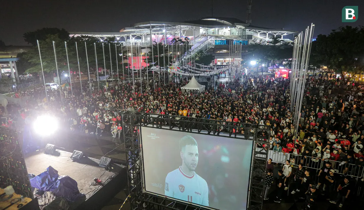 Ribuan suporter Timnas Indonesia memadati area Jakarta International Velodrome, Rawamangun, Jakarta Timur, Selasa (11/6/2024) mengikuti acara nonton bersama laga kualifikasi Piala Dunia 2026 antara Timnas Indonesia menghadapi Filipina dalam rangkaian acara MALAMNYA BOLA 2024. (Bola.com/Bagaskara Lazuardi)