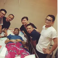 Meninggal dalam usia 44 tahun, Oon meninggalkan istri dan dua orang anak. Sebelum meninggal, Ocha, istri Oon sempat melakukan jumpa pers dan menceritakan kondisi sang suami saat itu. (Instagram/udjudj)